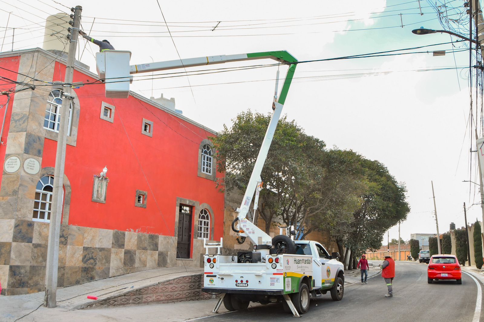 Inicia Ayuntamiento de Huamantla instalación de alumbrado público en calle Abasolo
